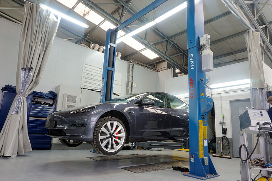 tp75-zwei-saeulen-hebebuehne-kundenfoto-tesla