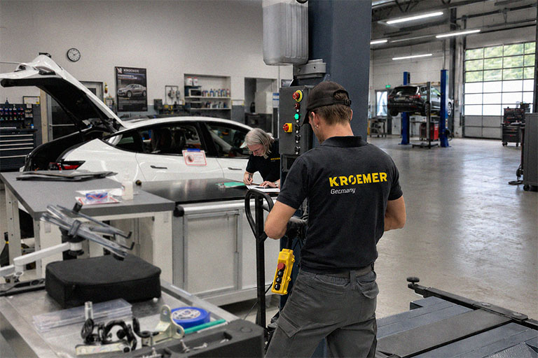 karriere-kroemer-hebebuehnen-werkstatt