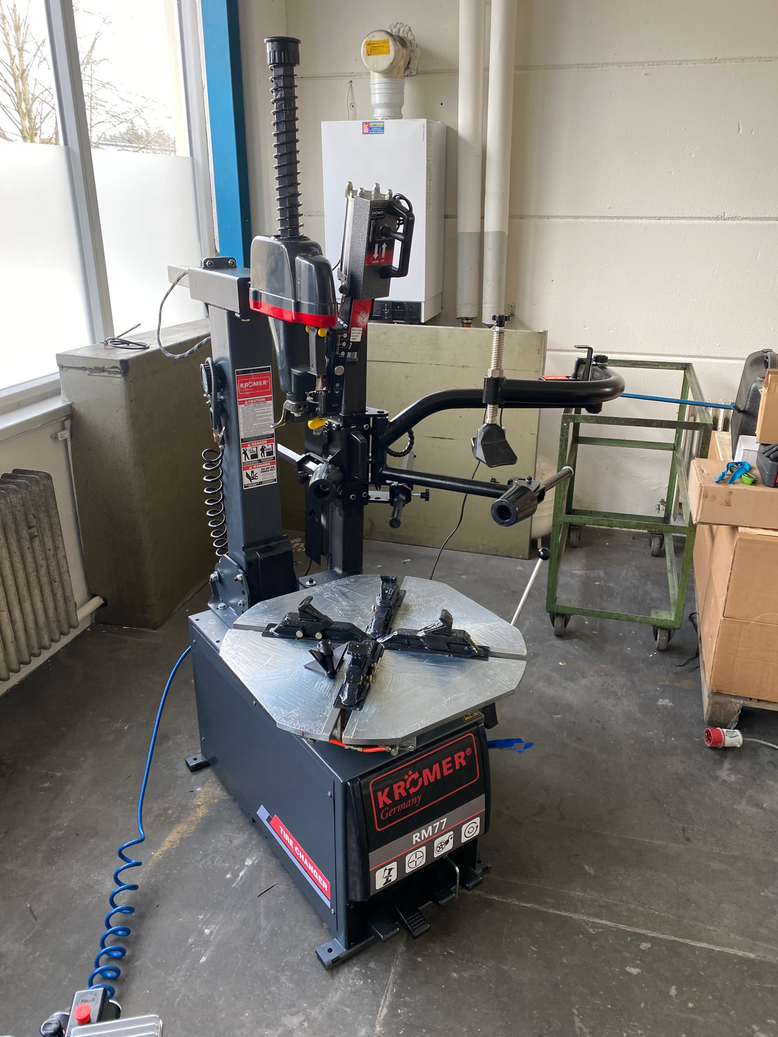 kroemer-reifenmontiermaschine-rm77-anwendung-komprimiert