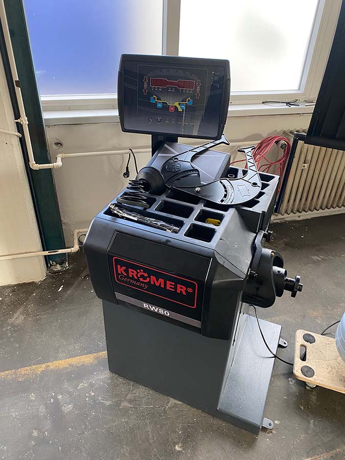 kroemer-reifenwuchtmaschine-rw80-anwendung-werkstatt