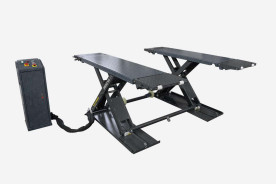 Mobile Hebebühne mit Räder und angeschlossenem Bedienpult.