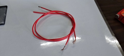 Roter Elektrokabel